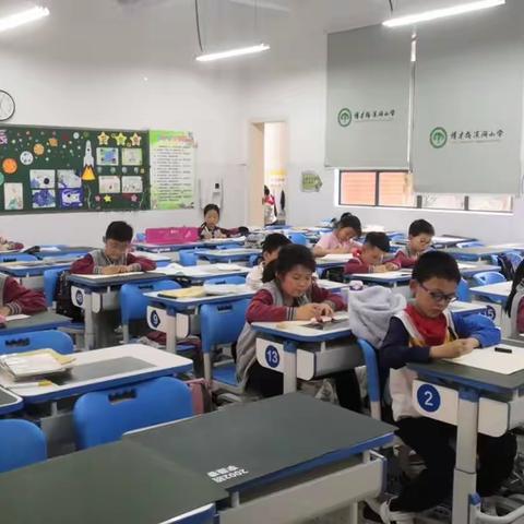 博才梅溪湖小学北校区二年级（2）班书法课课堂