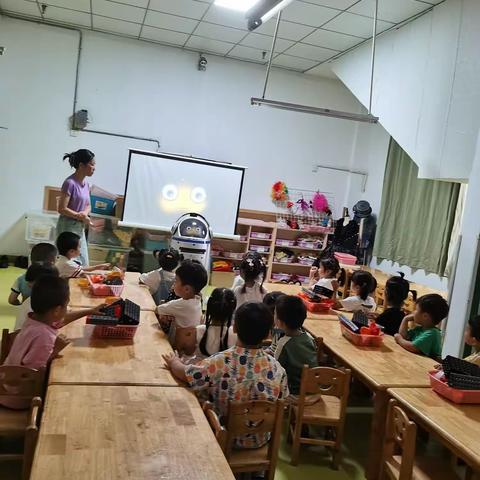 扁屿幼儿园中2班小胖机器人—挖土机