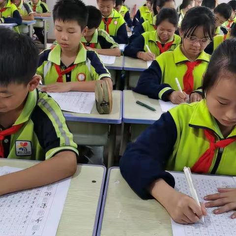 我们是播州区第十五小学六（2）班学生同学们在老师的指导下，利用小饭桌时间，提高书写，相信我们一定会更完美