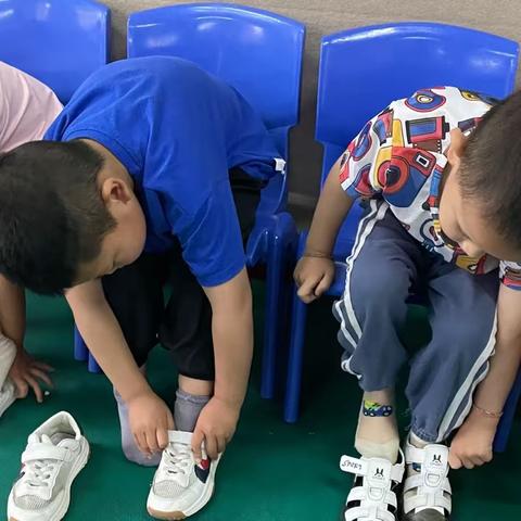 生活自理，快乐自立——磻中幼小班自理能力比赛