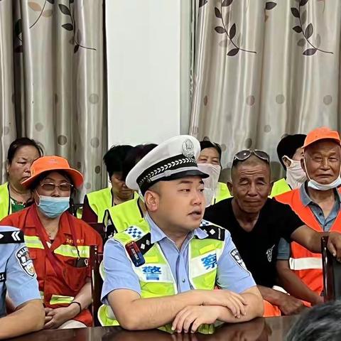 【铭记嘱托 忠诚担当】天汉交巡警深入辖区街道办为环卫工人宣传交通安全知识