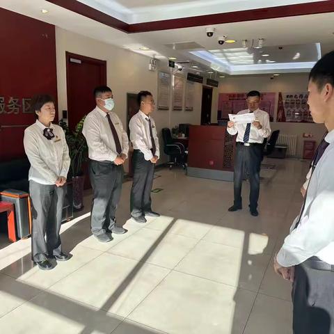 新平东路支行走访辖内某部队客户，进行金融业务交流，送上双节祝福。