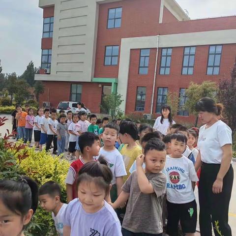 参观小学初体验，幼小衔接触成长——凰翥小学附属幼儿园参观小学活动