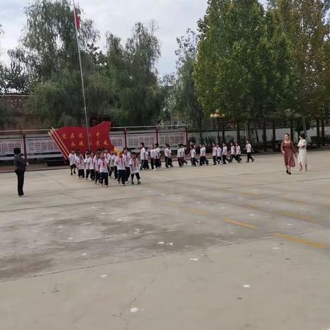 遵守规矩显精神，走齐路队展校风———黄岗镇中心小学二年级路队比赛