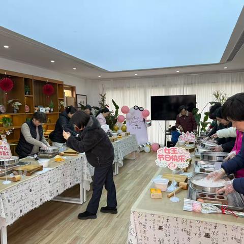 奉贤支行举办“糕香四溢、甜蜜共享”私行客户三八女神节私行活动