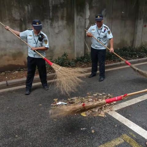 关东街汤逊湖社区开展″美化社区 清洁家园″活动