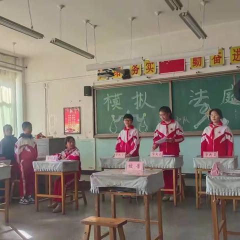 模拟法庭进校园，小学生当上“大法官”——白银区第三小学六年级二班开展模拟法庭活动