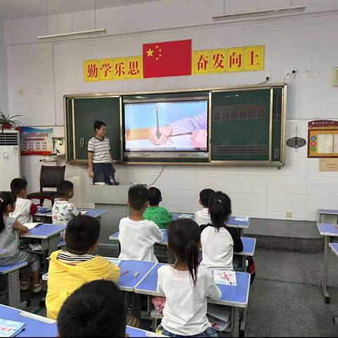 抓“抓双姿”训练，促规范书写，临沂罗西小学一年级坐姿，握笔姿势训练