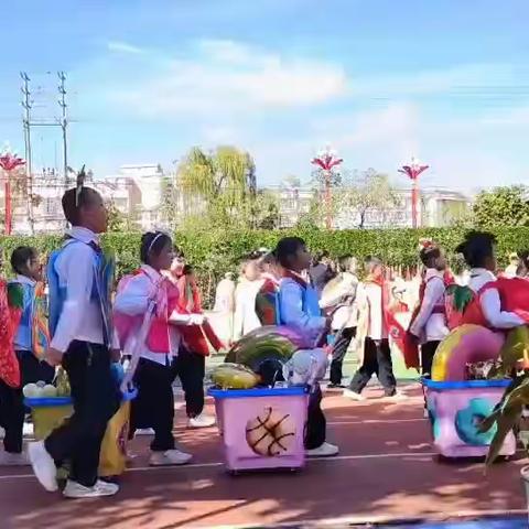 进入小学第一次运动会，孩子们无比兴奋，尽情释放自己的快乐。