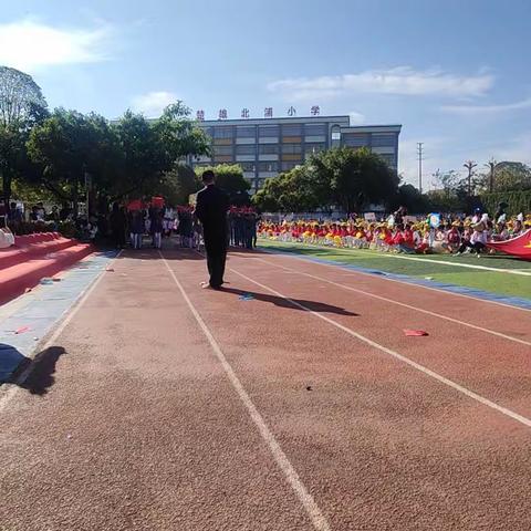 北浦小学一年一度冬季运动会如约而至，五（2）班运动健儿无可畏，金秋赛场展风姿。