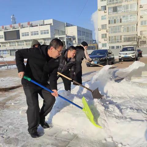 寒冬瑞雪至 除雪暖校园