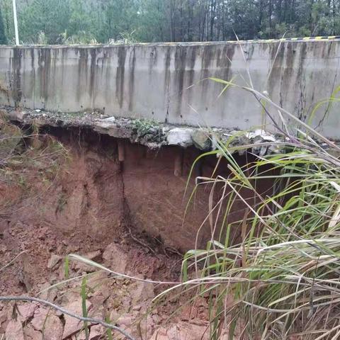 坚守防汛抢险一线，向逆行的公路人致敬