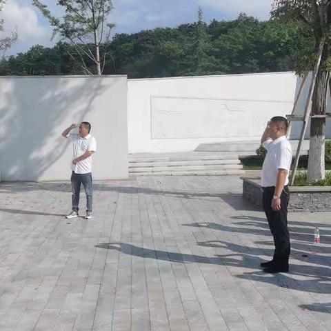 衡南县邮政分公司机关党支部党员赴衡南县谭子山镇杨湖村“一门四忠烈”归园开展主题党日活动