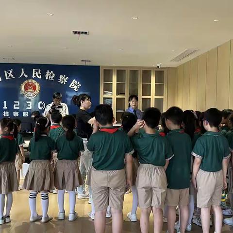 “关爱明天 普法先行”——上饶市逸夫小学二6班迎“六一”法治实践活动