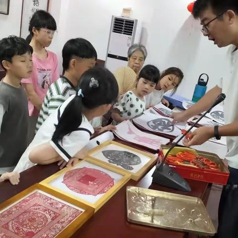 “喜迎建军节      巧手表初心“  手工剪纸活动