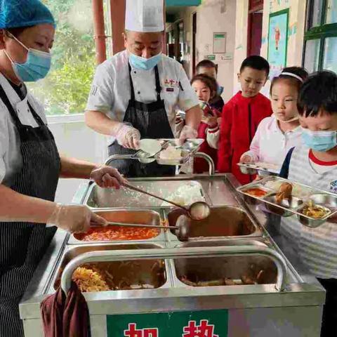 “餐”与陪伴 共享“食”光——管城区外国语小学（集团）货栈校区家长陪餐活动