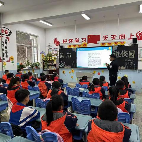 “法治宣传进校园，文明安全伴我行”。菏泽市实验小学四三中队普法宣传。