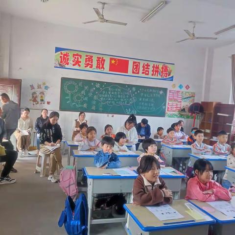 巩营乡中心校领导莅临李安小学指导教学工作