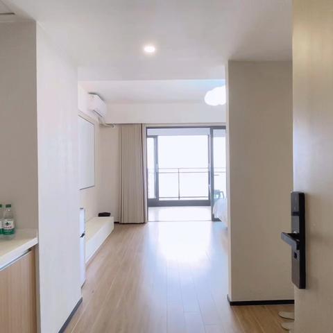 奶呼呼大床房丨1.8米床丨惠州双月湾卓越御山海