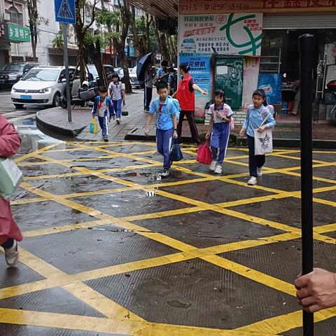 雨中接送，伞下有爱，最美护学岗——博罗第六小学五年级8班