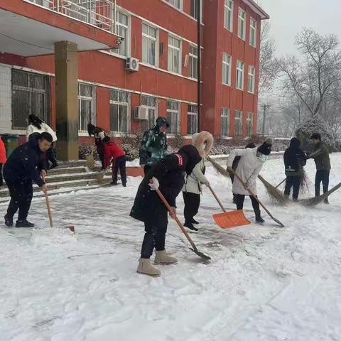 金矿学校雪后初晴、扫雪齐上阵