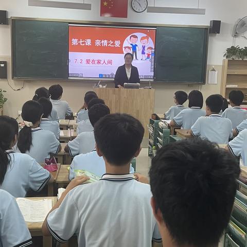 携手同行：家的温暖与爱