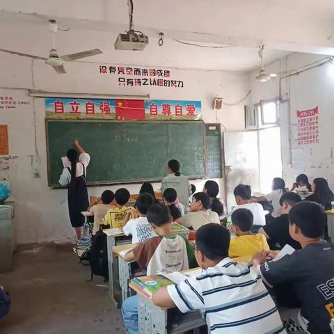 “提升课堂教学质量，促进教师专业成长”——铅山县陈坊中学语文教研组听课活动