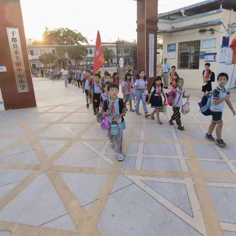 规范路队管理，保障学生安全---禾丰中心小学加强学生路队管理
