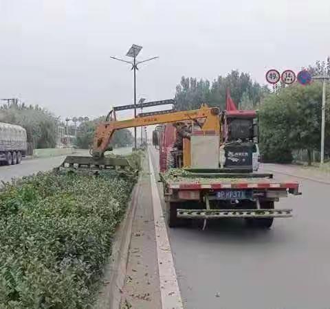 迎“双节”道路养护忙