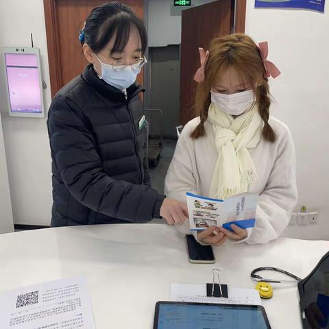 农行大连长兴支行开展“任何单位和个人不得拒收人民币”宣传活动