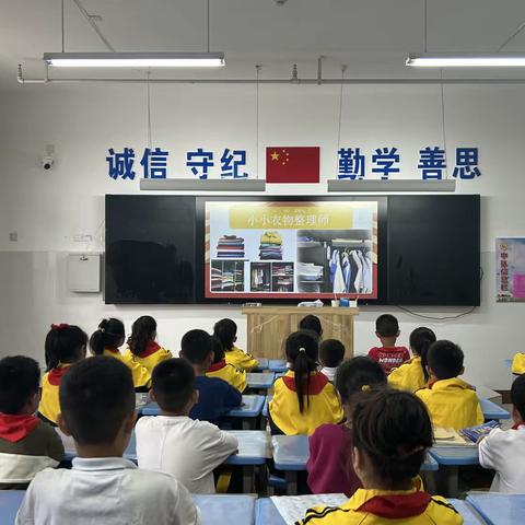 衣襟飞扬 ，叠出精彩 ——光明路小学二年级劳动实践周活动