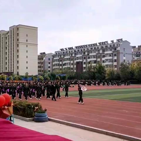 二实验小学第四届校园体育节 ——六六中队出发