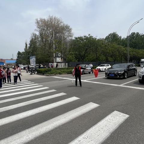 合力筑岗，齐心护学！ 我护岗，你安全！ ——三台小学一年级三班家长护学岗