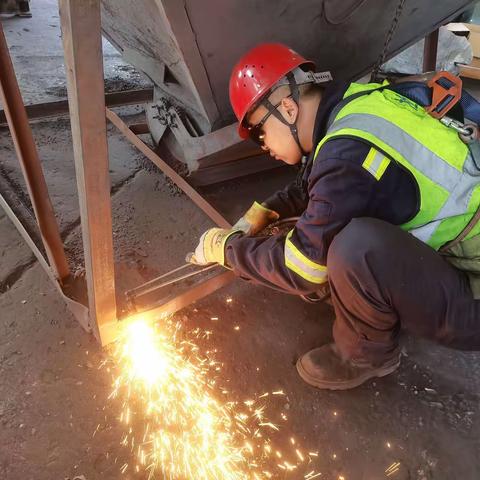 干劲十足 抢修作业|装备能源部员工加班加点 确保完成车间大型检修任务