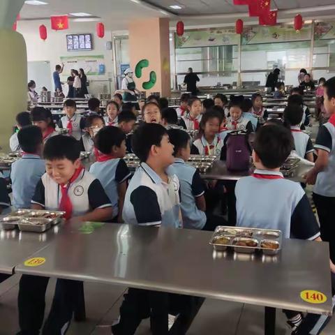 青岛路小学三年五班家长开放日——参观食堂