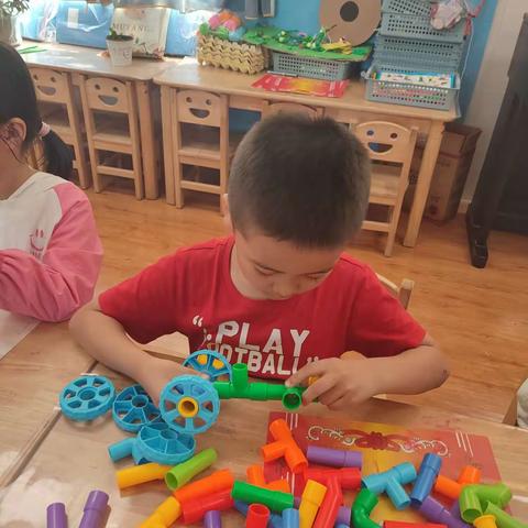 东幼儿园小朋友室内活动——玩玩具