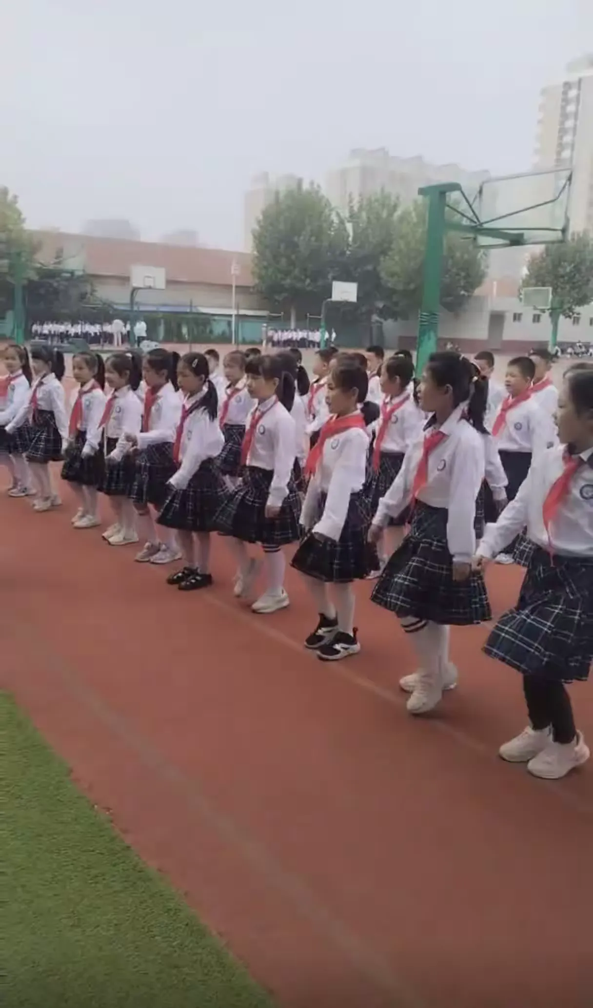 简篇-运动伴成长 快乐幸福娃——幸福街小学二(2)中队秋季运动会纪念
