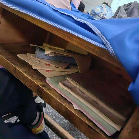 二（2）九月劳动作业《整理书桌》