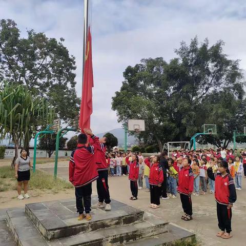 芒东镇那勐小学今天组织开展了少先队建队活动，以及“学习二十大，争做好少年”主题班会活动。