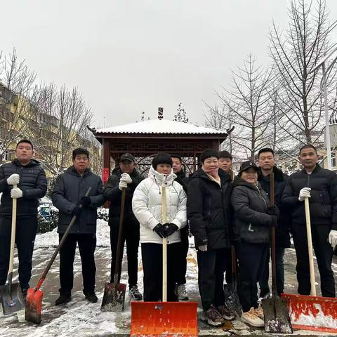 雪中情，暖人心————吕营嘉园c区锄雪进行时
