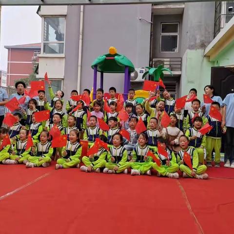 蓝精灵幼儿园童心向祖国“迎国庆中秋”百米长卷亲子活动圆满结束