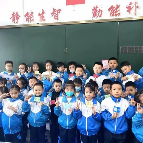 和平小学一年四班，进行国学“乐考”大比拼，孩子们信心满满、跃跃欲试，一张张稚嫩的脸庞上都挂着笑容，活动的举行!