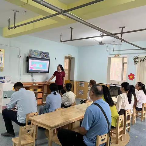 “双向奔赴  共育花开”朵二班九月家长会