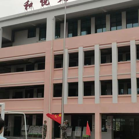 迷彩少年 激情飞扬            ——记钳口中心小学六（1）班学军课程