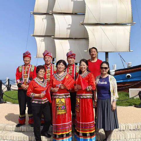 仲秋国庆，琴声歌声葫芦丝双节同欢庆；海军公园，秋风美景花草香师生情谊浓（二）