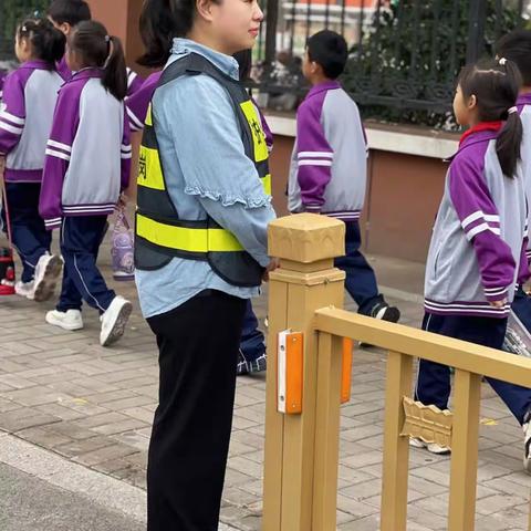 用爱护岗，暖心护学——70班温情护学岗