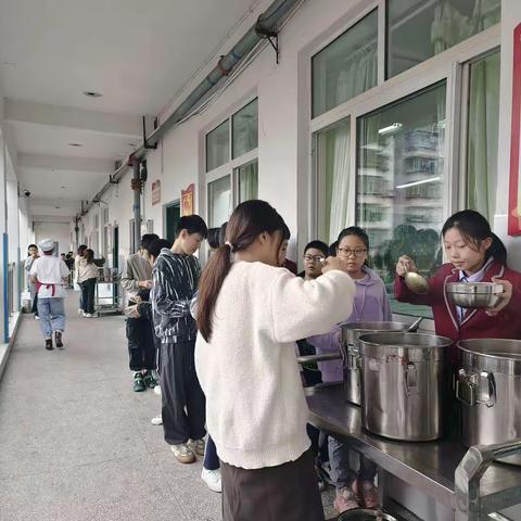 温暖陪餐   用爱相伴——巴师附小 6 年级 3班陪餐活动记