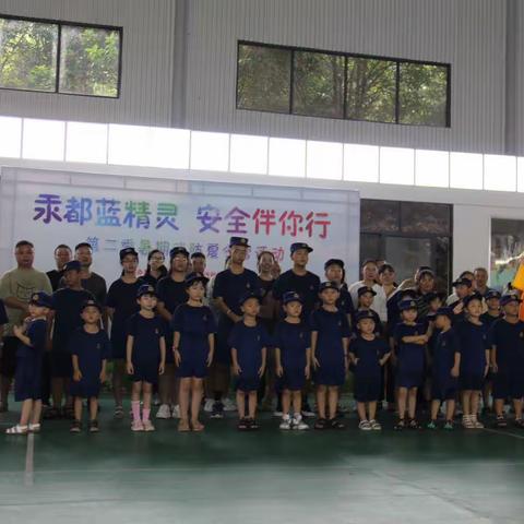 “走近消防队，体验消防生活，感受消防文化”——杨灏铭、杨瀚瑜参观消防队活动。