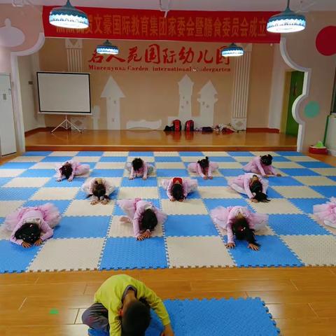 “舞动童年，绽放精彩”——名人园幼儿园舞蹈班