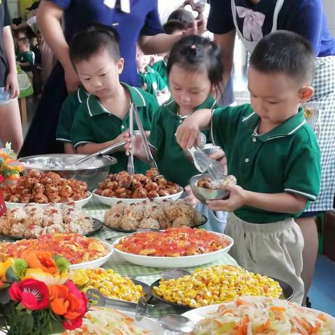 用爱陪餐，共享“食”光--- 柳州五菱幼儿园陪餐活动